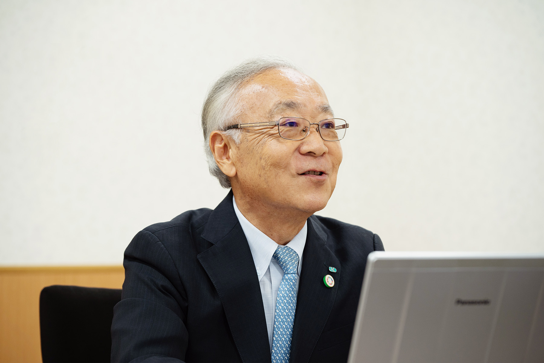 Senior Technical Advisor Iida smiles as he talks with Prof. Noguchi.