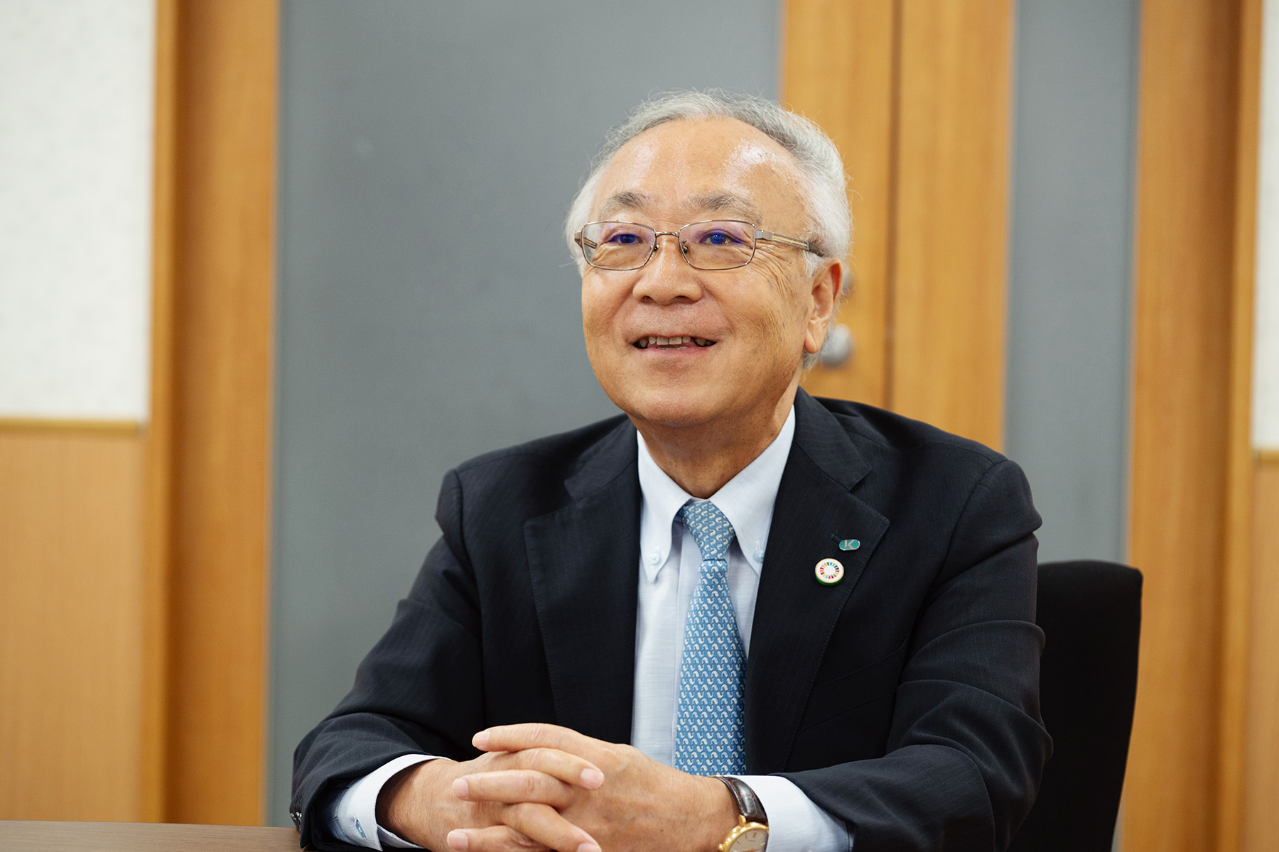 Senior Technical Advisor Iida smiles as he continues the discussion.