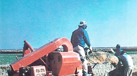 The HT90A type 3-row combine harvester being tested